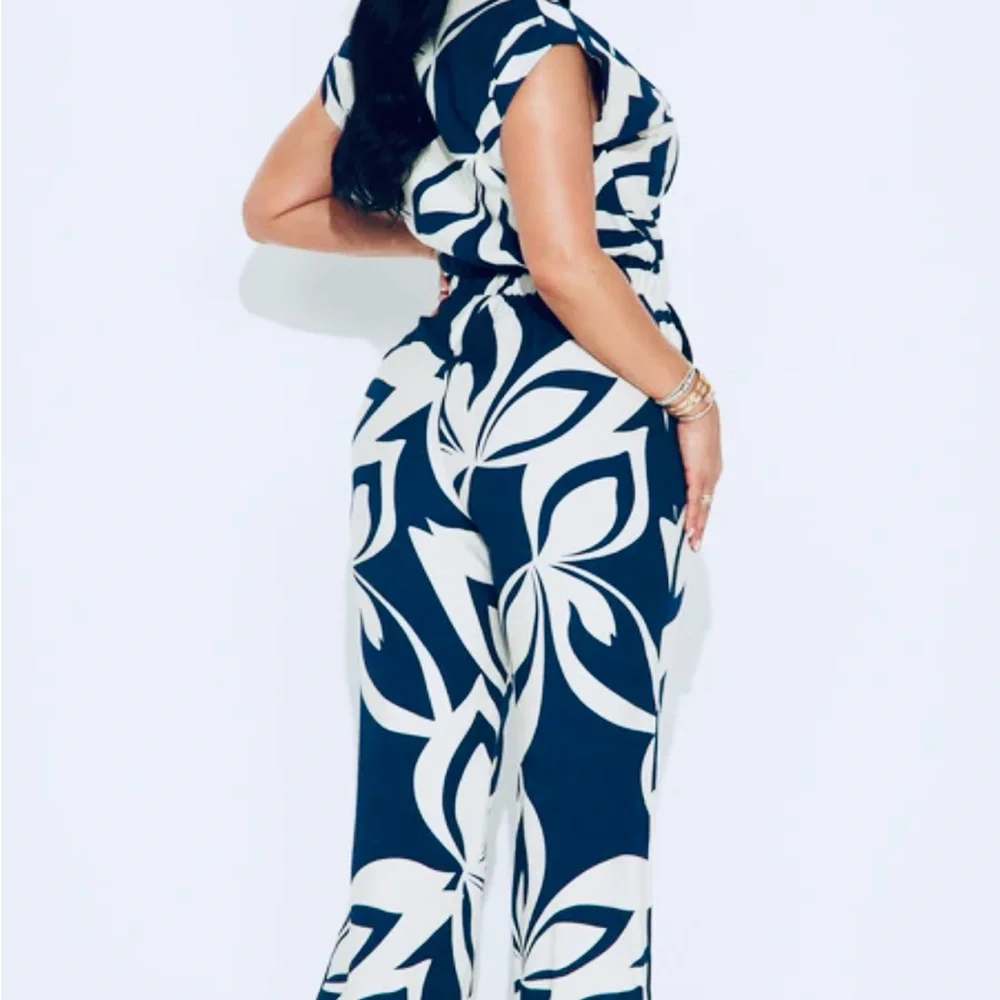 💎💎💙Navy and White Floral Jumpsuit - Picture 4 of 16